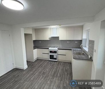 4 bedroom semi-detached house to rent - Photo 2