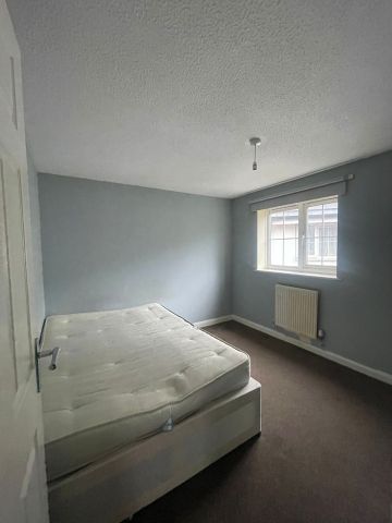 4 Bed End Terrace, Daffodil Gardens, IG1 - Photo 3