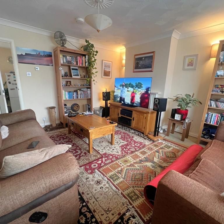 3 bedroom semi-detached house to rent - Photo 1