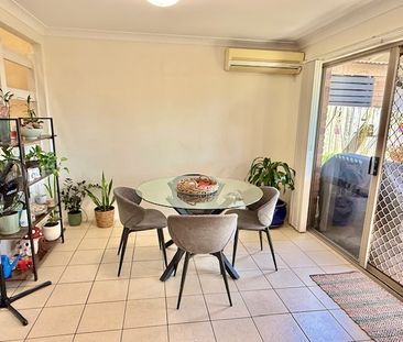 Spacious 3 Bedrooms Townhouse in a very convenient location - Photo 2