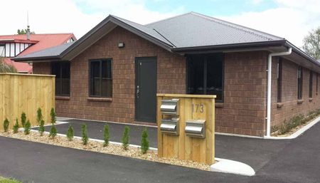 Fully Furnished Brick Townhouse – Opposite Waikato University - Photo 4