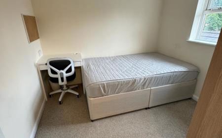 ** STUDENT HOUSE ** Immaculate four bedroom student house available on a furnished basis with bills (electricity, gas, water, internet and TV license) included in the rent. - Photo 5