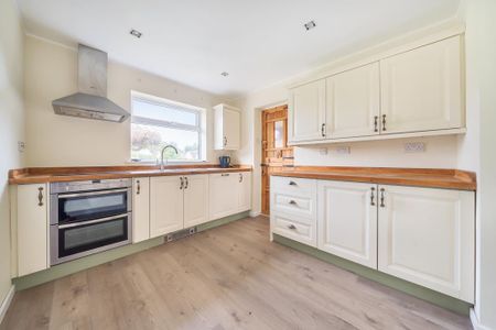 3 bedroom semi-detached bungalow to rent - Photo 4