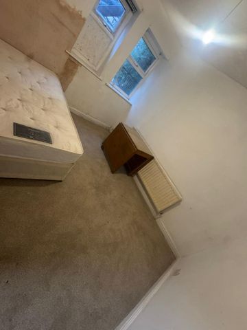 3 bedroom flat to rent - Photo 3