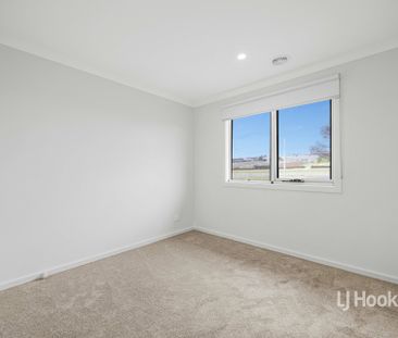 35 Portulaca Avenue, Manor Lakes VIC, Belconnen - Photo 3