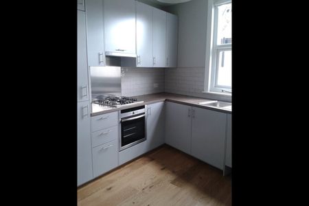 2 Bed Flat, Henniker Gardens, E6 - Photo 2