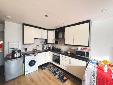 Reddy House, High Wycombe - Photo 3