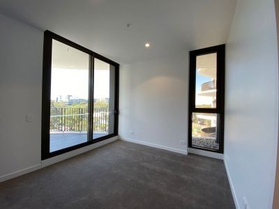 Stylish Living Meets Ultra Convenience - 2 BED - Photo 2