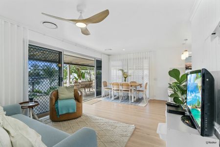 FULLY FURNISHED FOUR BEDROOM WATERFRONT HOME WITH POOL - SIX MONTH LEASE - Photo 3