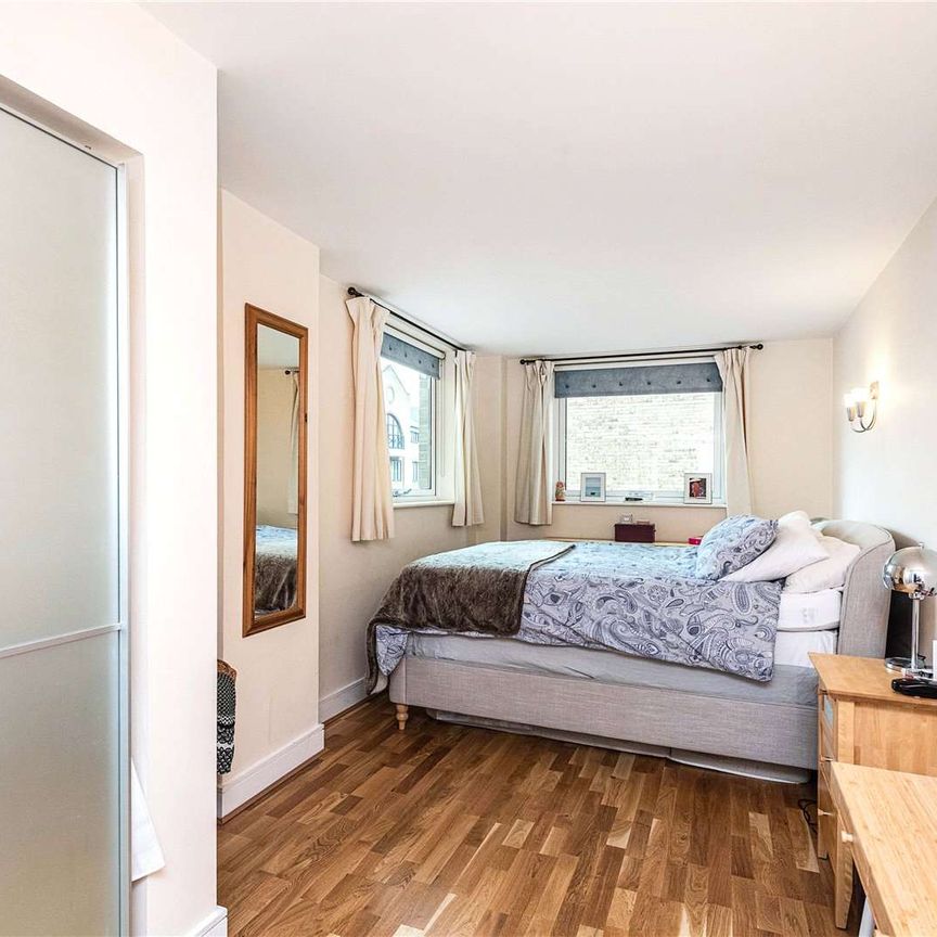 A bright one bedroom apartment situated within this desirable river fronted development, located in West Wapping. - Photo 1