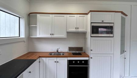 Freshly Renovated 2-Bedroom Unit - Power & Water Included - Photo 5