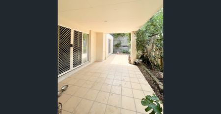 GREAT FAMILY HOME IN CENTRAL VARSITY LAKES - Photo 3