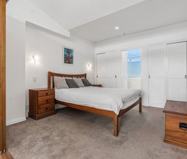 Harbour Views & City Vibes! - Photo 4