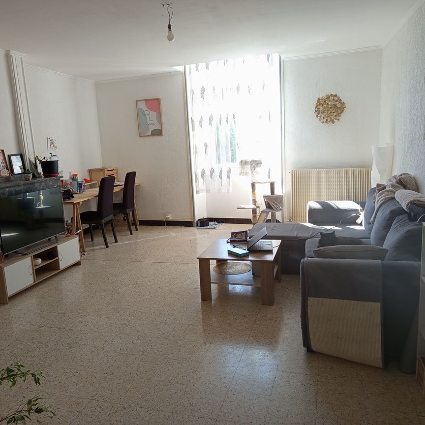 Appartement de 105 m² situé au 1er étage, expo sud-est, vue dégagée. - Photo 1