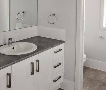 4 Bedrooms + Ensuite - Central Location! - Photo 3