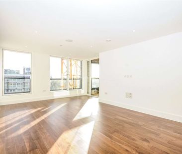 A fantastic apartment in London Square Putney with a private balcony and access to communal roof gardens. - Photo 2