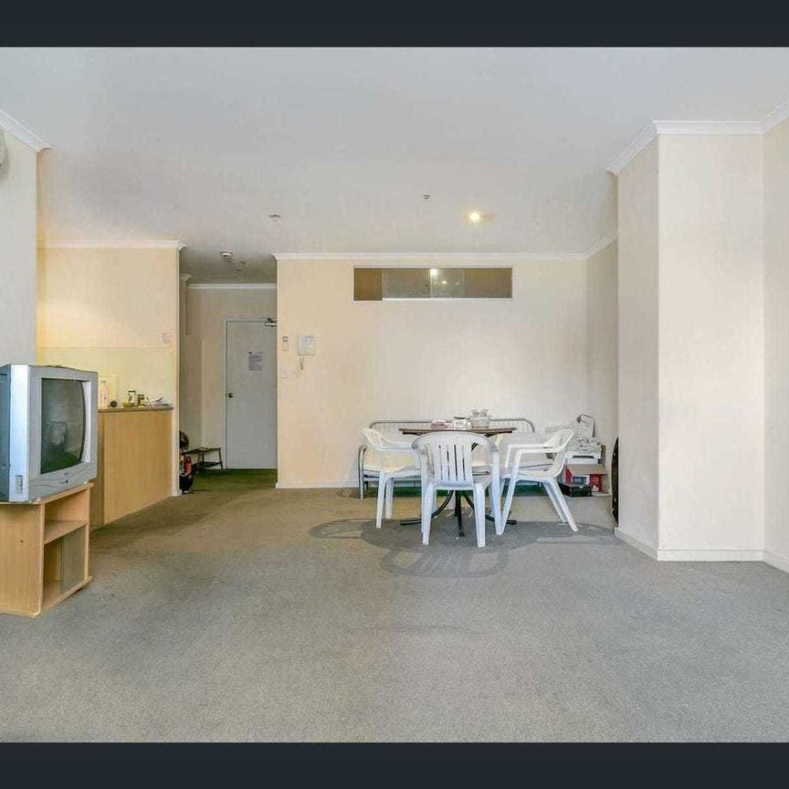 Modern 2-Bed, 2-Bath Apartment in the Heart of the City - Photo 1