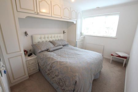 Bloomfield Close, Woking - 3 bedrooms Property for lettings - Seymours - Photo 3