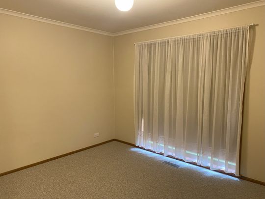 Spacious 3-Bedroom Unit in Rosanna – Available for Lease Now! - Photo 1