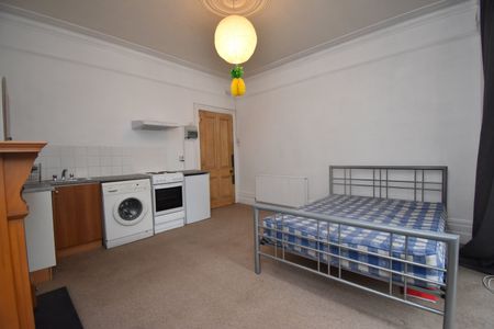 Flat to rent - Penerley Road, London, SE6 - Photo 2
