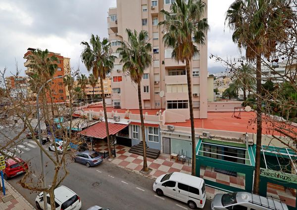 Encantador Piso Reformado en La Carihuela en urbanización con Piscina y Tenis en primera l – tor507ts1