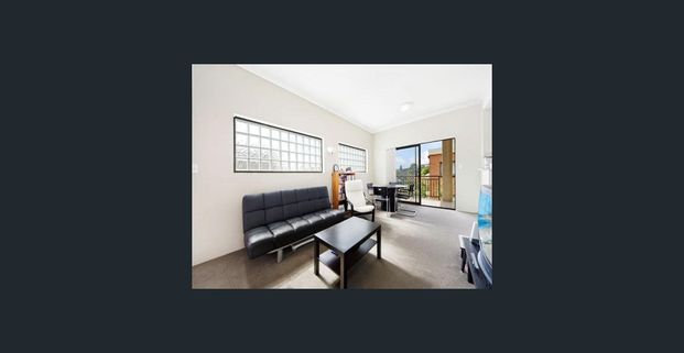 Spacious Two-Bedroom Apartment – Top Floor Location - Photo 1