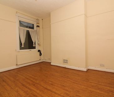 2 Bedroom Mid Terraced House - Photo 2