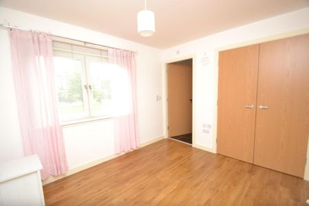 2 bedroom ground floor flat to rent - Photo 3