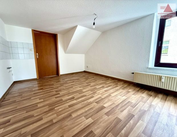 Gemütliche, helle 3-Raum-Dachgeschosswohnung mit PKW-Stellplatz zentral in Bärenstein! - Photo 1