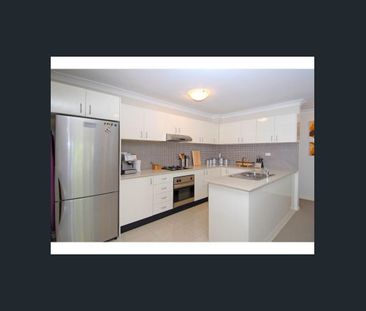 Stylish two bedroom apartment in convenient location - Photo 2