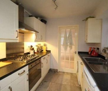 Egham Hill, Egham, TW20 - Photo 5