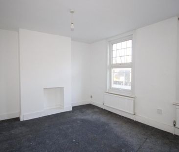 4 bedroom semi-detached house to rent - Photo 2