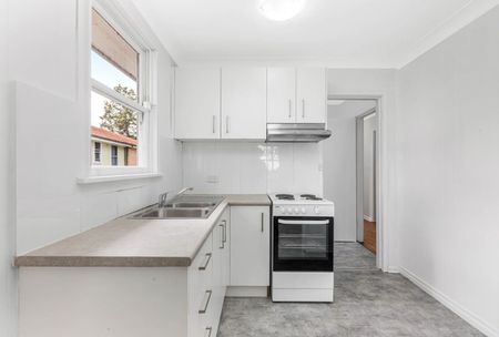 SPACIOUS THREE BEDROOM HOME!! - Photo 2