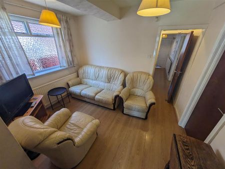 5 bedroom private hall to rent - Photo 2