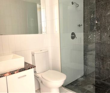 Modern 3 Bedroom Apartment, Superb Location - NO CARPET - Photo 6