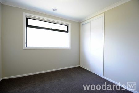 IMPRESSIVE TOWNHOUSE IN MOUNT WAVERLEY SCHOOL ZONE - Photo 3