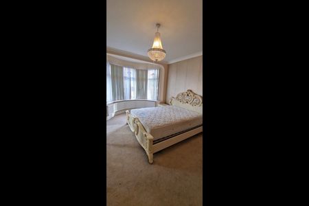 3 Bed Terraced House, Dawlish Drive, IG3 - Photo 4