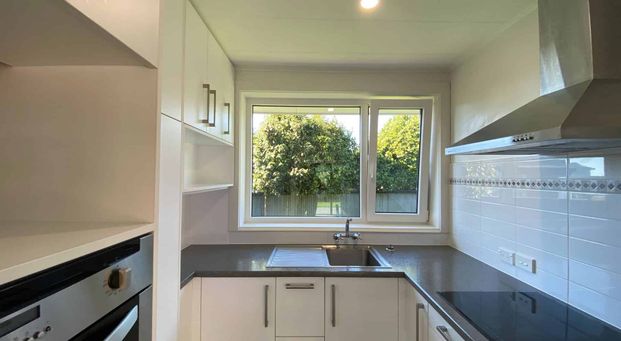 HAREWOOD - 3 BEDROOMS, 1 BATHROOM, HEATPUMP, DOUBLE GARAGE - Photo 1
