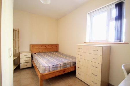 6 bedroom semi-detached house to rent - Photo 2