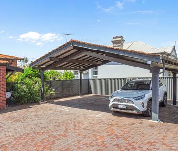 Quiet 2x1 townhouse with TWO courtyards + lush communal garden - Photo 1