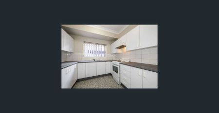 THREE BEDROOM TOWNHOUSE! - Photo 5