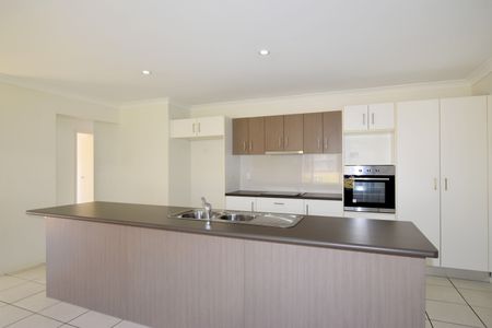 SPACIOUS MODERN FAMILY HOME - Photo 5