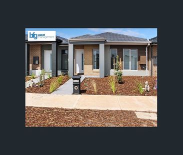 Spacious 4 Bedroom Family Haven with Double Lock-Up Garage! - Photo 2