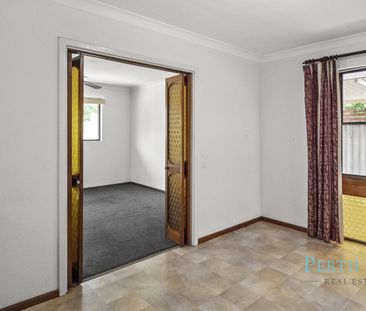 Comfortable Three-Bedroom Residence Near Schools & Shops!! - Photo 2