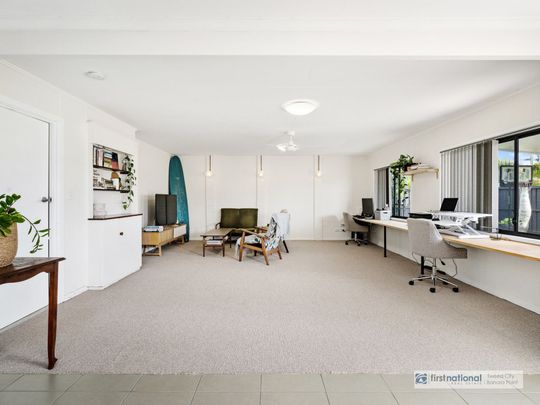 Beachside lifestyle with tropical oasis - Photo 1