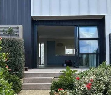 Architectural Coastal Townhouse with Sea Views - Photo 2