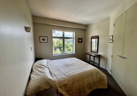 Expansive living with uninterrupted harbour views - Photo 5