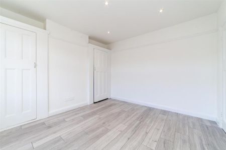3 bedroom flat to rent - Photo 5