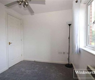 Armstrong Close, Borehamwood, Hertfordshire, WD6 - Photo 3