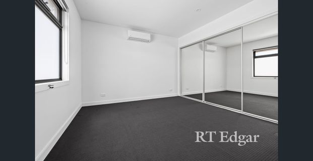 SPACIOUS TOWNHOUSE - Photo 1